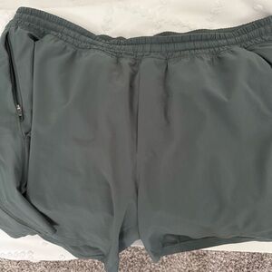 Men’s green lululemon pacemaker short 9”